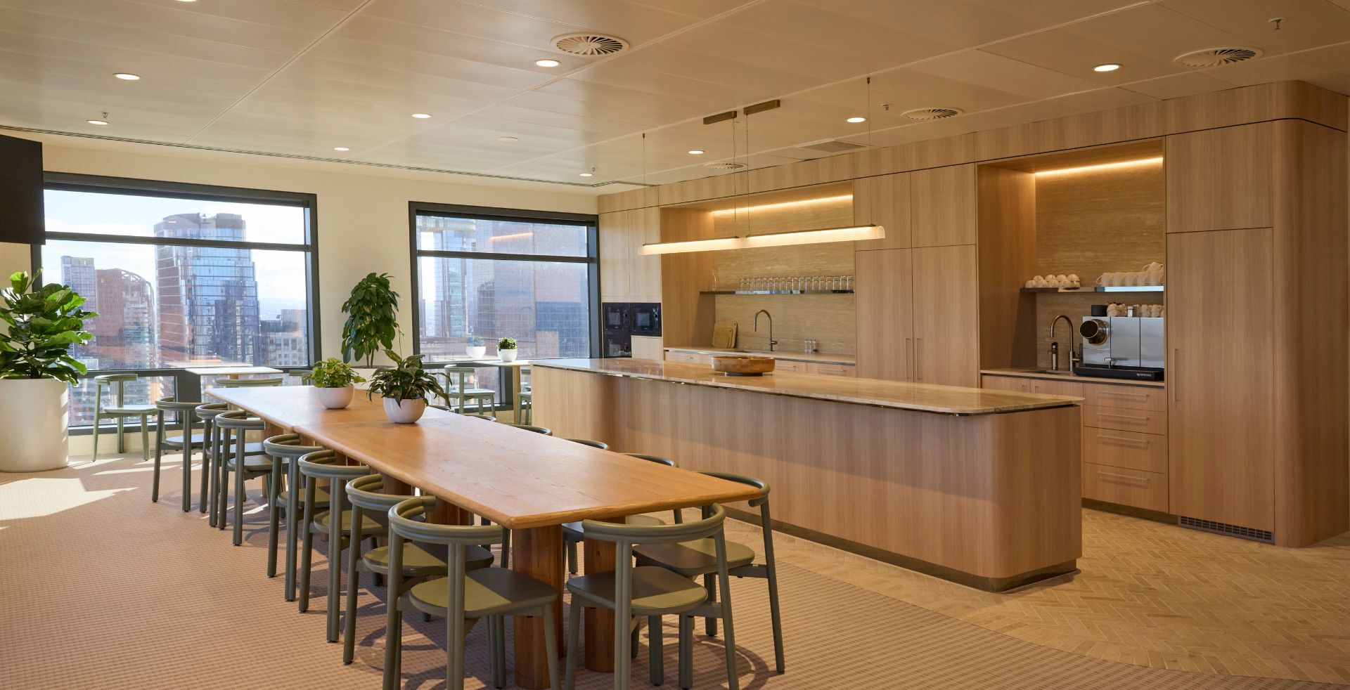 Reception lounge connecting arrival, collaboration and meeting spaces through a cohesive workplace experience.