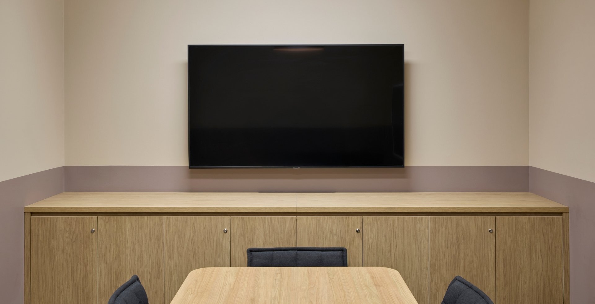 Modern timeless meeting room